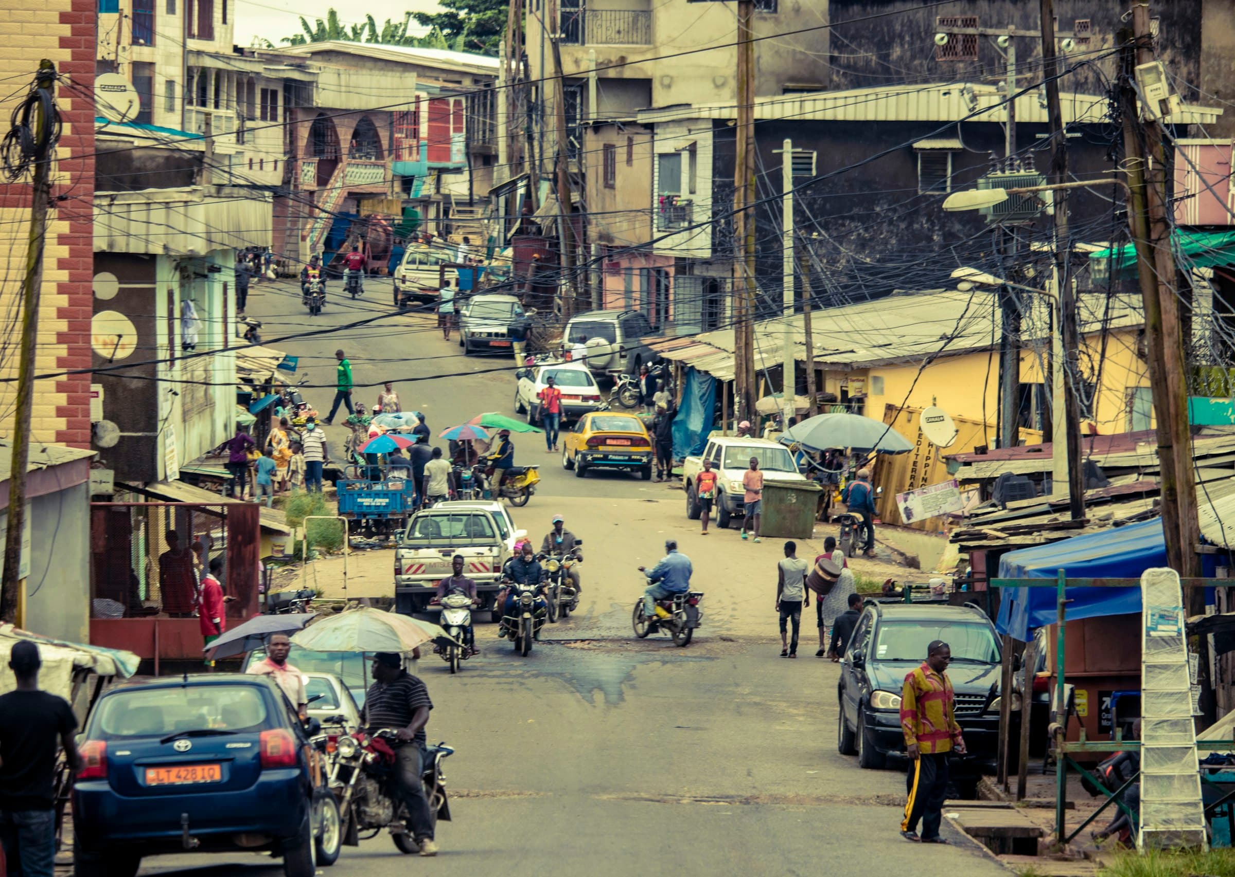 Rue animée de Bessengue, Douala, illustration du terrain camerounais