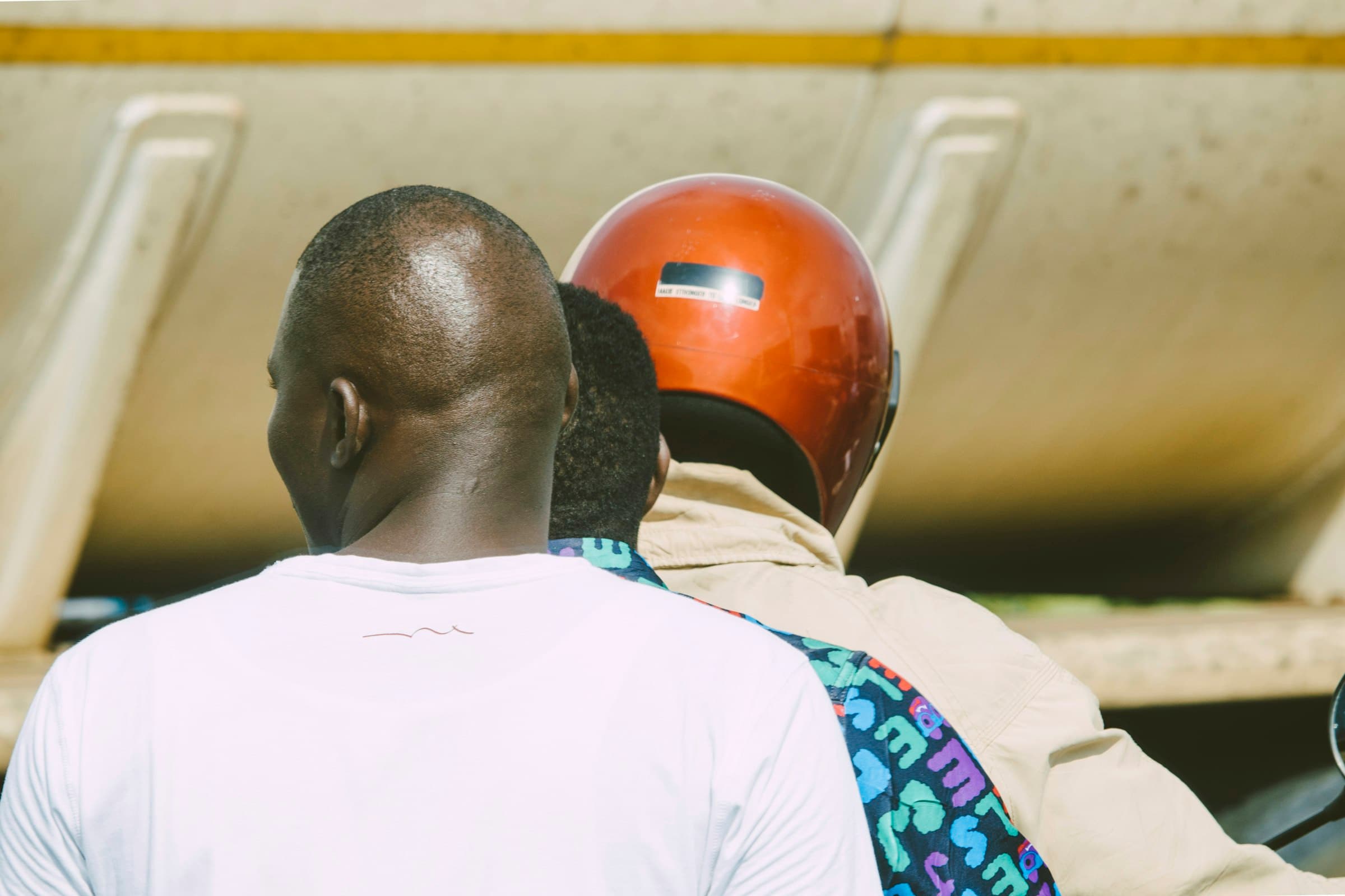 Moto-taxi dans les rues de Douala, illustration du suivi GPS pour deux-roues