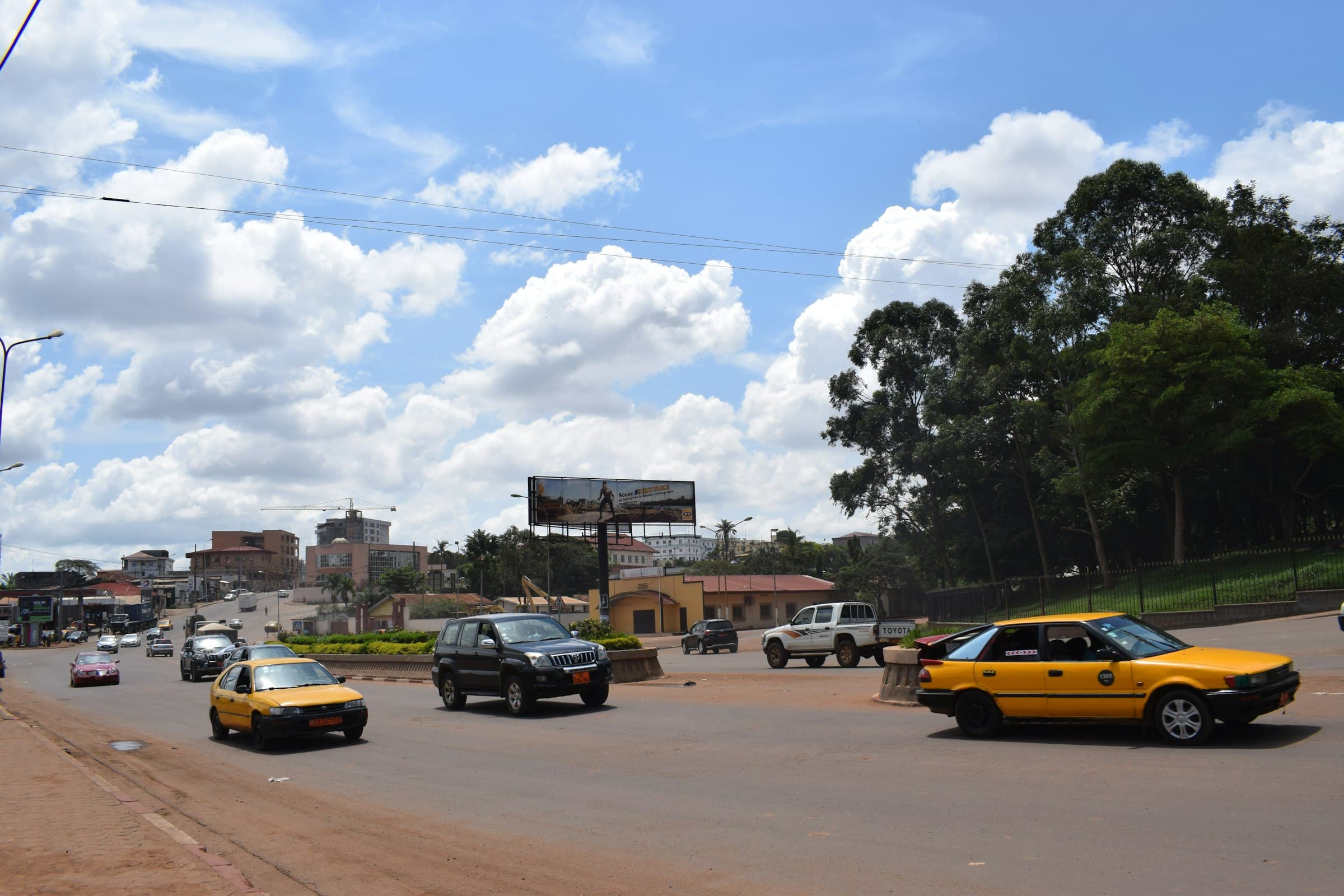 Véhicules en circulation à Yaoundé, illustration du terrain camerounais